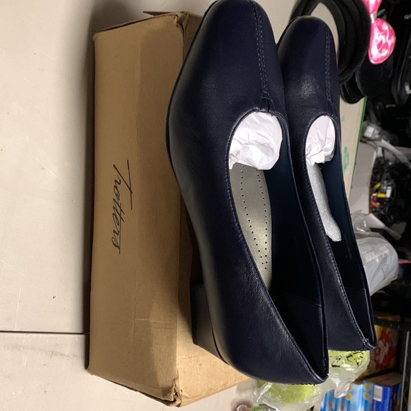 Trotters Doris 1.25” heel. Navy. Woman’s size 12. - Picture 2 of 5